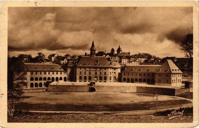 Carte postale ancienne Egletons - Groupe Scolaire Albert Thomas à Égletons