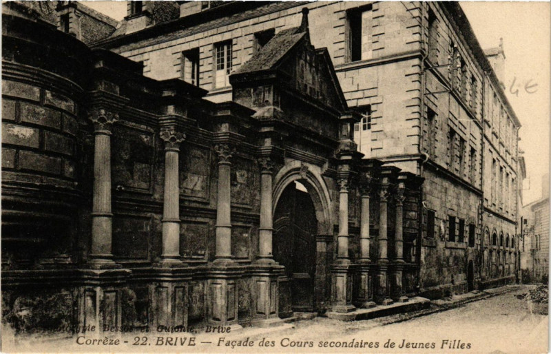 Carte postale ancienne Brive - Facade des Cours secondaries de Jeunes Filles