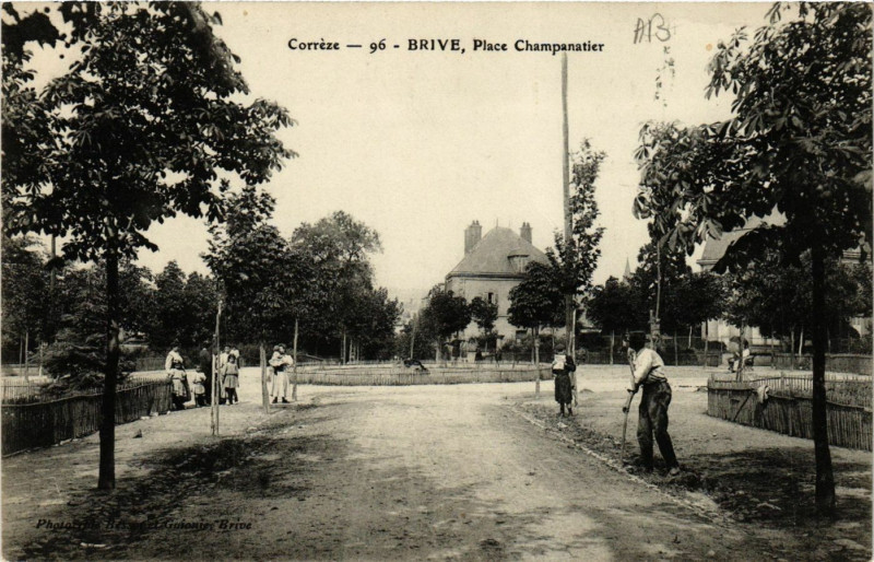 Carte postale ancienne Brive - Place Champanatier