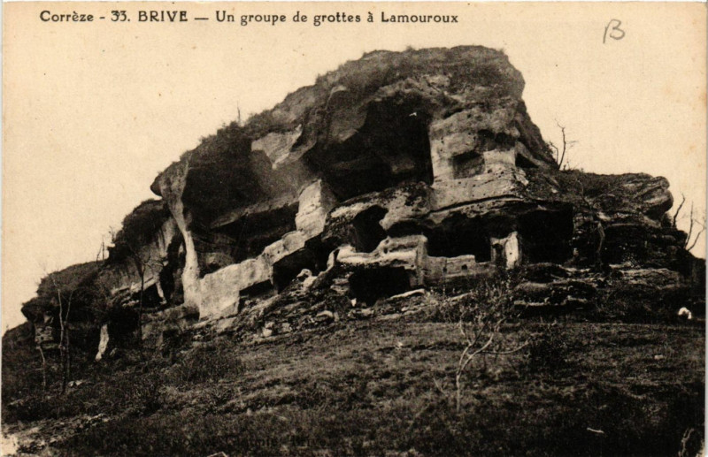 Carte postale ancienne Brive - Un Groupe des grottes a Lamouroux
