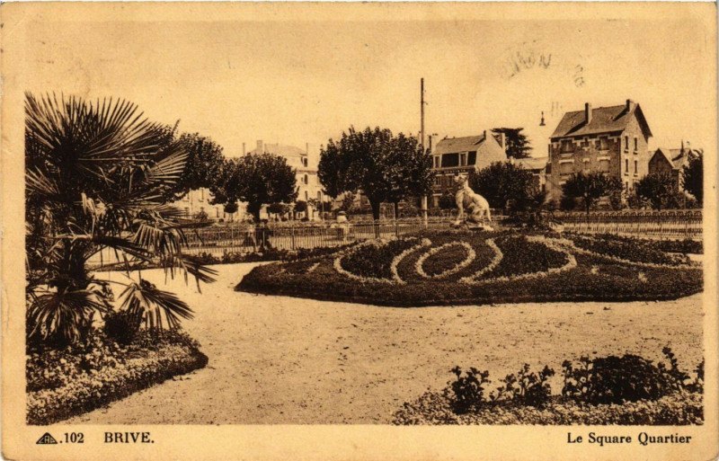 Carte postale ancienne Brive - Le Square Quartier