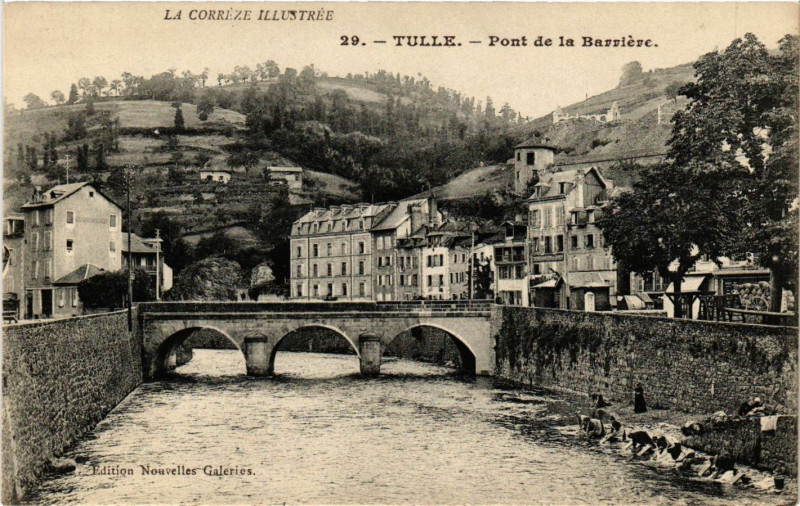 Carte postale ancienne Tulle - Pont de la Barriere à Tulle