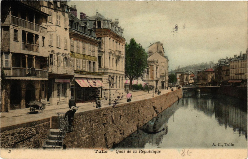 Carte postale ancienne Tulle - Quai de la Republique à Tulle