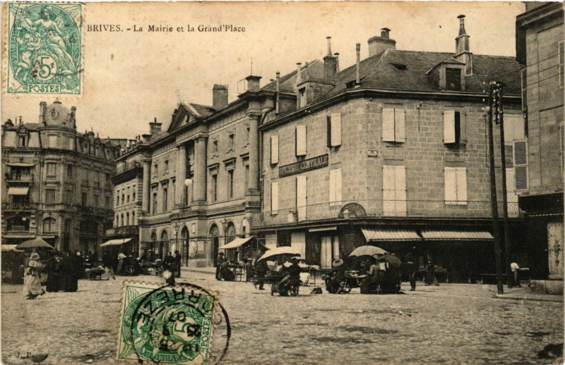 Carte postale ancienne Brive - La Mairie et la Grand'Place