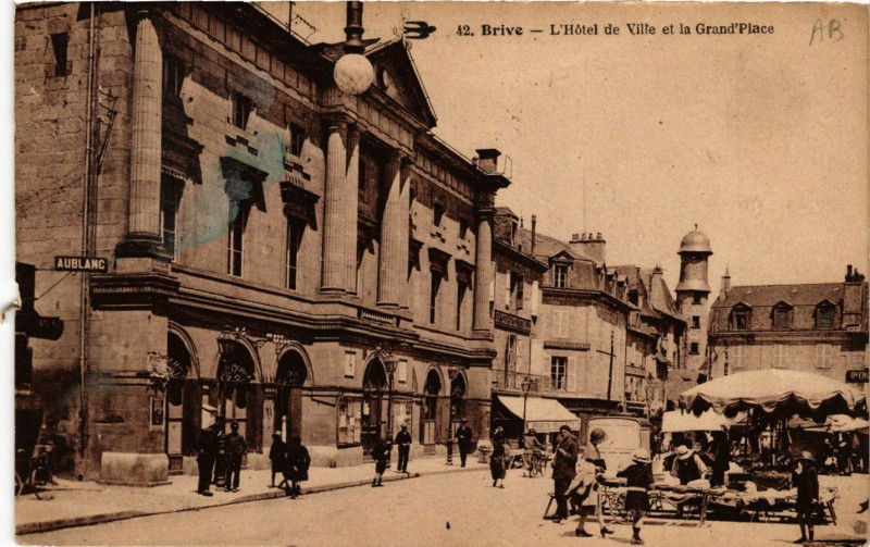 Carte postale ancienne Brive - L'Hotel de Ville et la Grand'Place