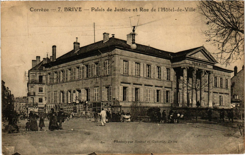 Carte postale ancienne Brive - Palais de Justice et Rue de l'Hotel-de-Ville