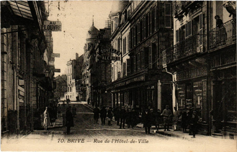 Carte postale ancienne Brive - Rue de l'Hotel-de-Ville