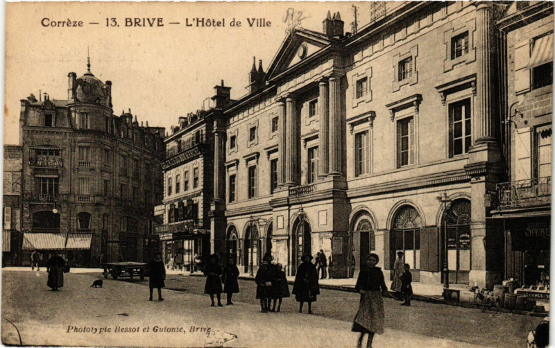 Carte postale ancienne Brive - L'Hotel de Ville