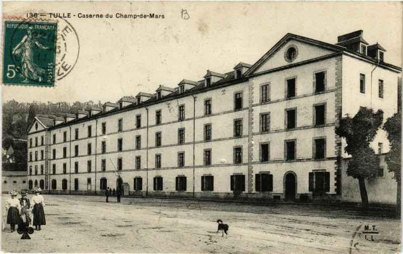 Carte postale ancienne Tulle - Caserne du Champ-de-Mars à Tulle