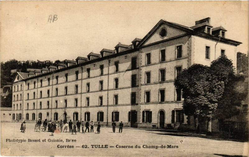 Carte postale ancienne Tulle - Caserne du Champ-de-Mars à Tulle