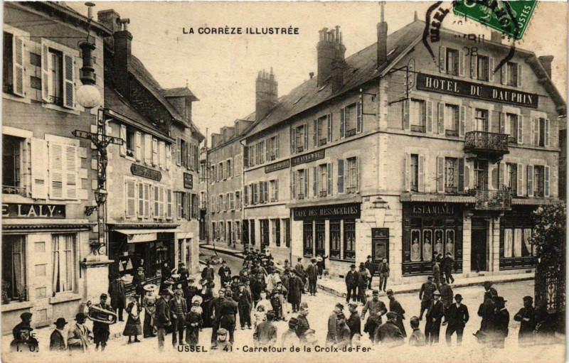 Carte postale ancienne Ussel - Carrefour de la Croix-de-Fer à Ussel