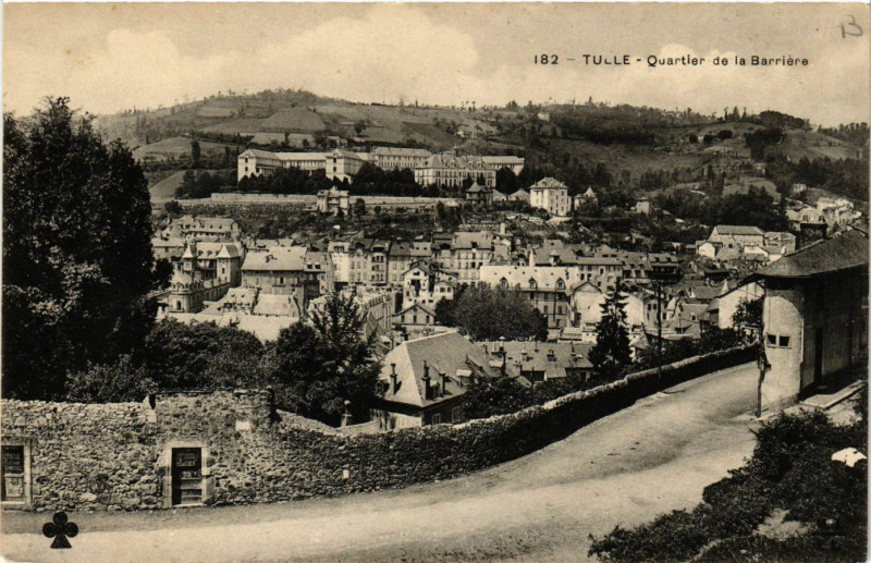 Carte postale ancienne Tulle - Quartier de la Barriere à Tulle