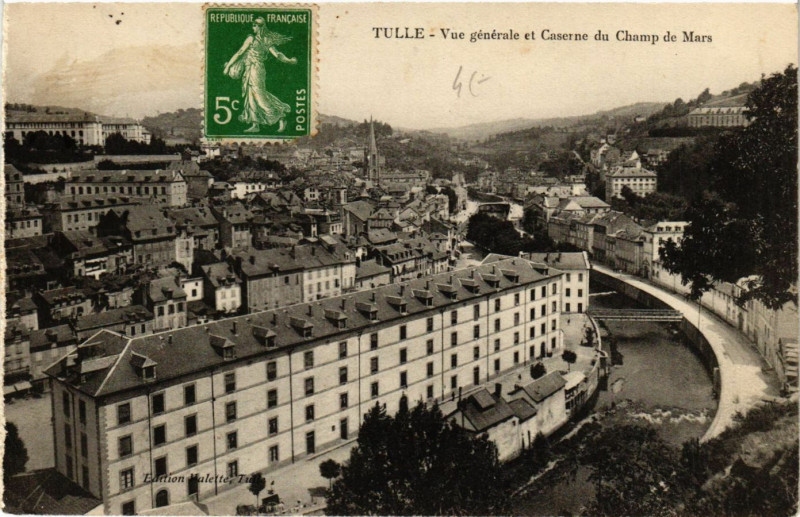 Carte postale ancienne Tulle - Vue générale et Caserne du Champ de Mars à Tulle