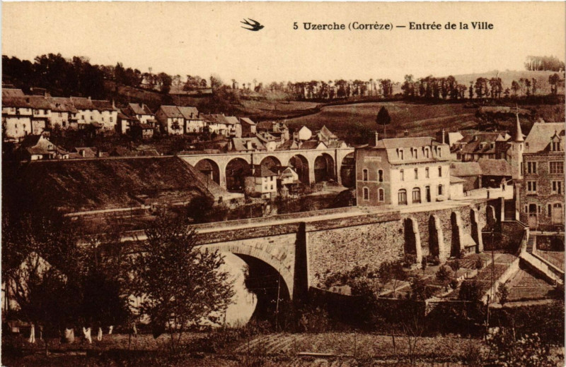 Carte postale ancienne Uzerche - Entrée de la Ville à Uzerche