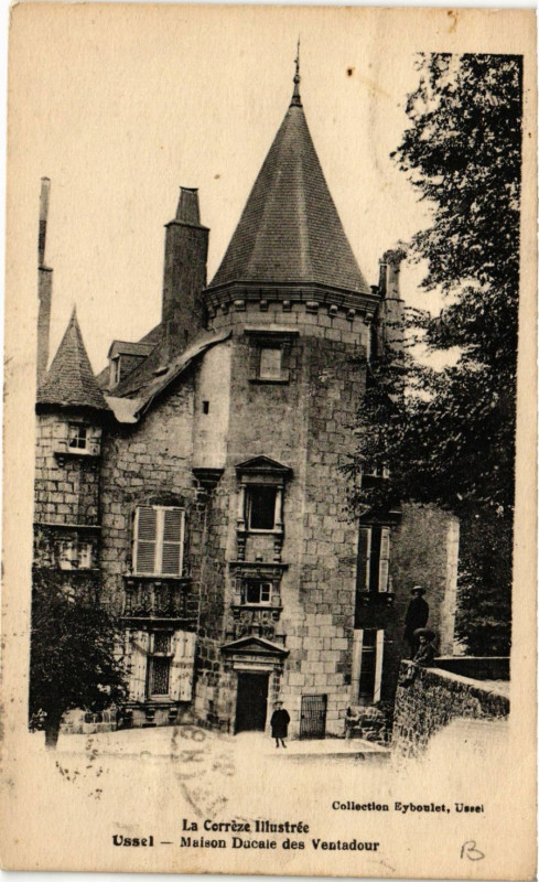 Carte postale ancienne Ussel - Maison ducale des Ventadour à Ussel