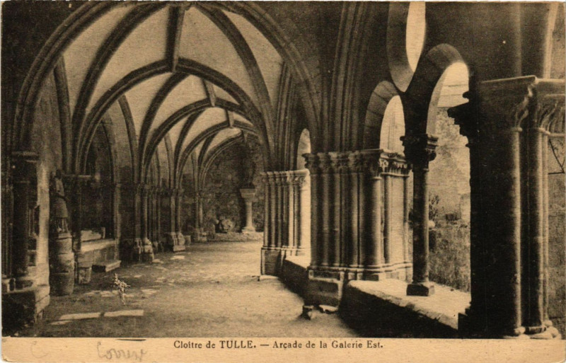 Carte postale ancienne Tulle - Cloitre de Tulle - Arcade de la Galerie Est à Tulle