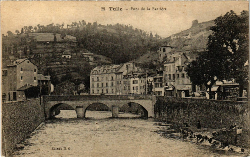 Carte postale ancienne Tulle - Pont de la Barriere à Tulle