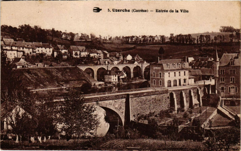 Carte postale ancienne Uzerche - Entrée de la Ville à Uzerche