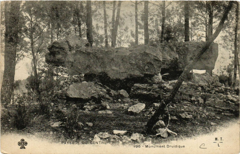 Carte postale ancienne Monument Druidique - Paysage du Centre