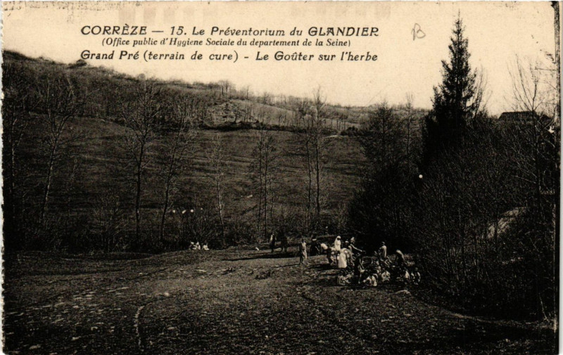 Carte postale ancienne Le Preventorium du Glandier - Grand Pré - Le Gouter sur l'herbe
