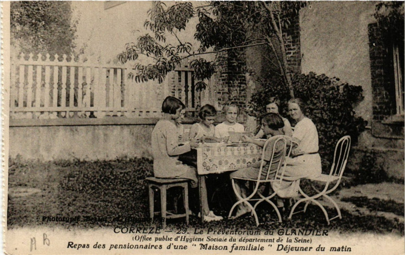 Carte postale ancienne Le Preventorium du Glandier - Dejeuner du Matin