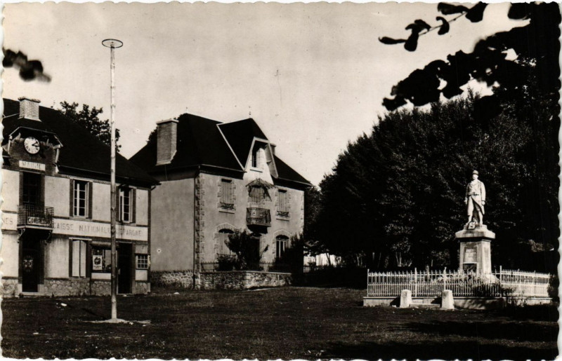 Carte postale ancienne Combressol - Le Monument aux Morts à Combressol
