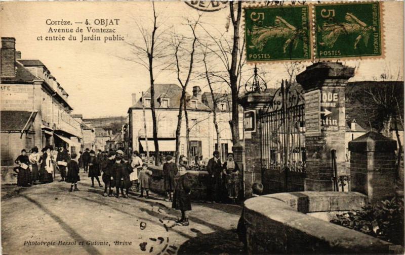 Carte postale ancienne Objat - Avenue de Vontezac en entrée du Jardin Public à Objat