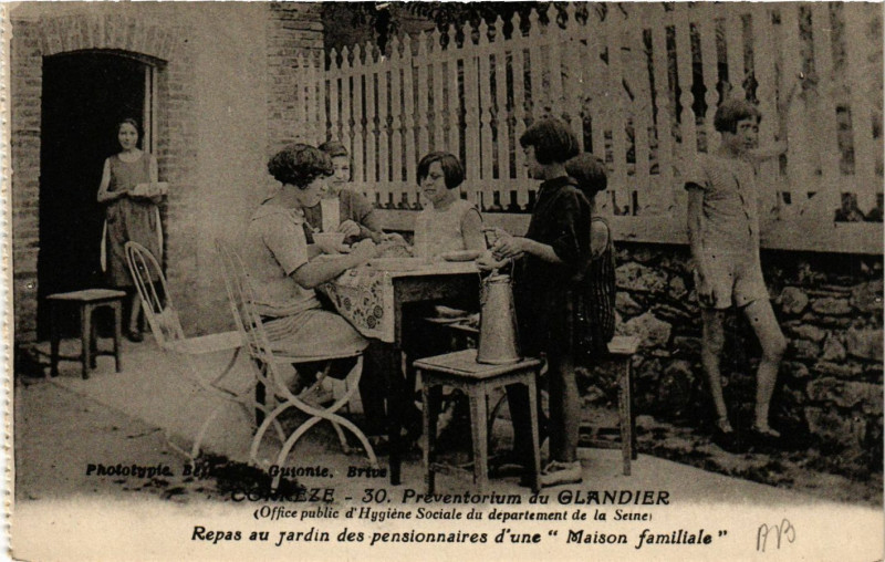 Carte postale ancienne Preventorium du Glandier - Repas au Jardin