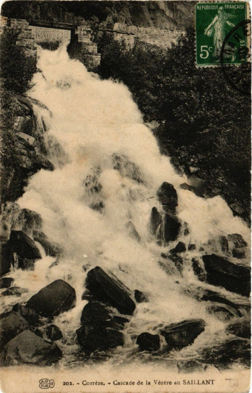 Carte postale ancienne Le Saillant - Cascade de la Vezere au Saillant
