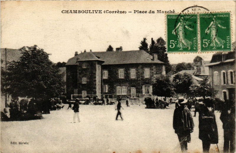 Carte postale ancienne Chamboulive - Place du Marché à Chamboulive