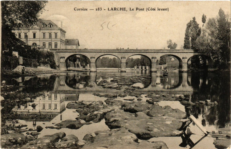 Carte postale ancienne Larche - Le Pont - Cote Levant à Larche