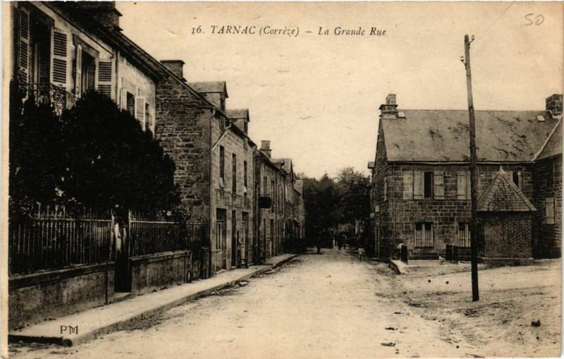 Carte postale ancienne Tarnac - La Grande Rue à Tarnac