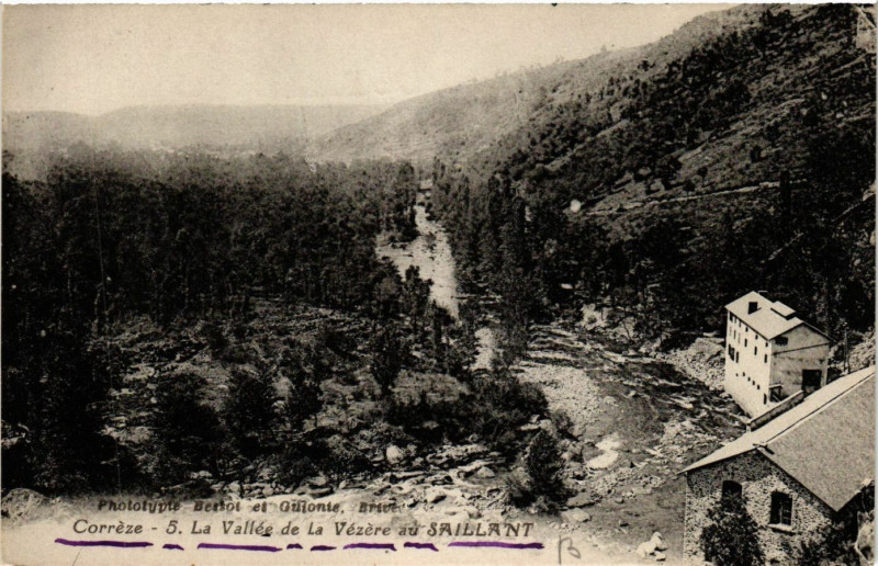 Carte postale ancienne Le Saillant - La Vallée de la Vezere au Saillant