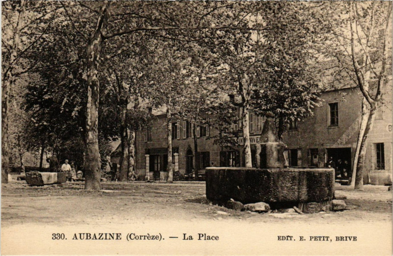 Carte postale ancienne Aubazine - La Place