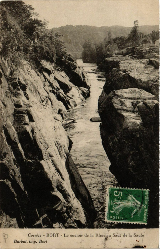 Carte postale ancienne Bort-les-Orgues - Le couloir de la Rhue au Saut de la Saule à Bort-les-Orgues