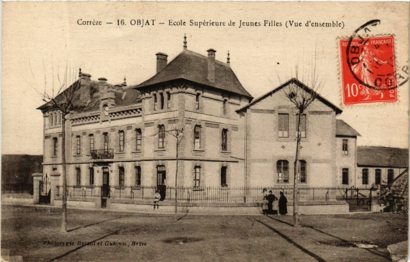 Carte postale ancienne Objat - Ecole Superieure de Jeunes Filles à Objat