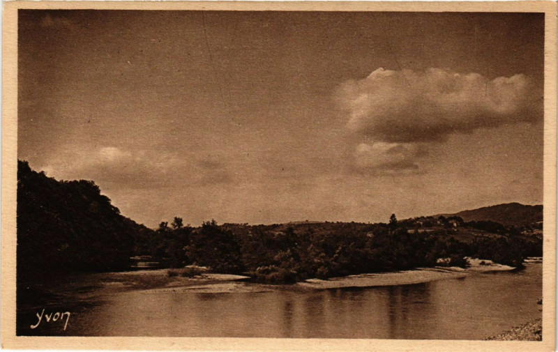 Carte postale ancienne La Batut - Le Village de La Batut - Sur la Dordogne