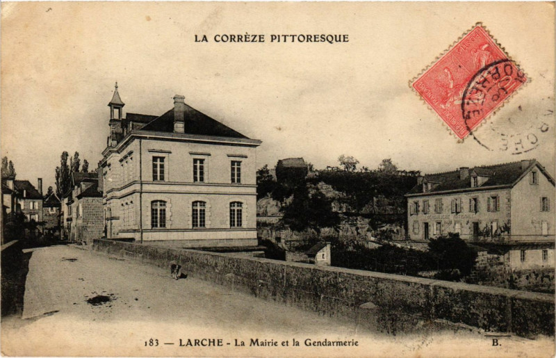 Carte postale ancienne Larche - La Mairie et la Gendarmerie à Larche