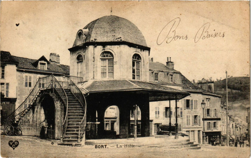 Carte postale ancienne Bort - La Halle