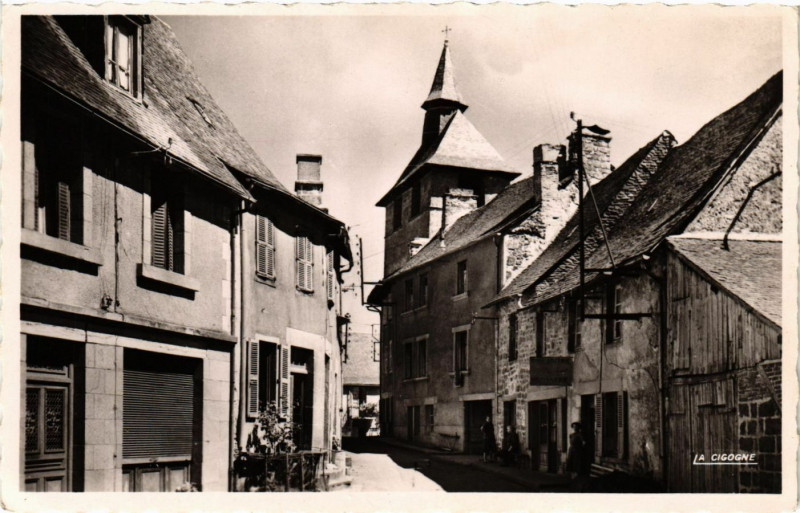 Carte postale ancienne Chamberet - La Rue de l'Eglise à Chamberet