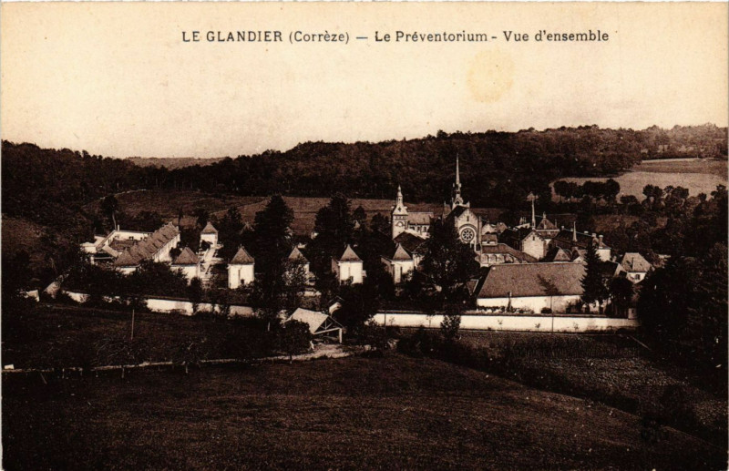 Carte postale ancienne Le Glandier - Le Preventorium - Vue d'ensemble