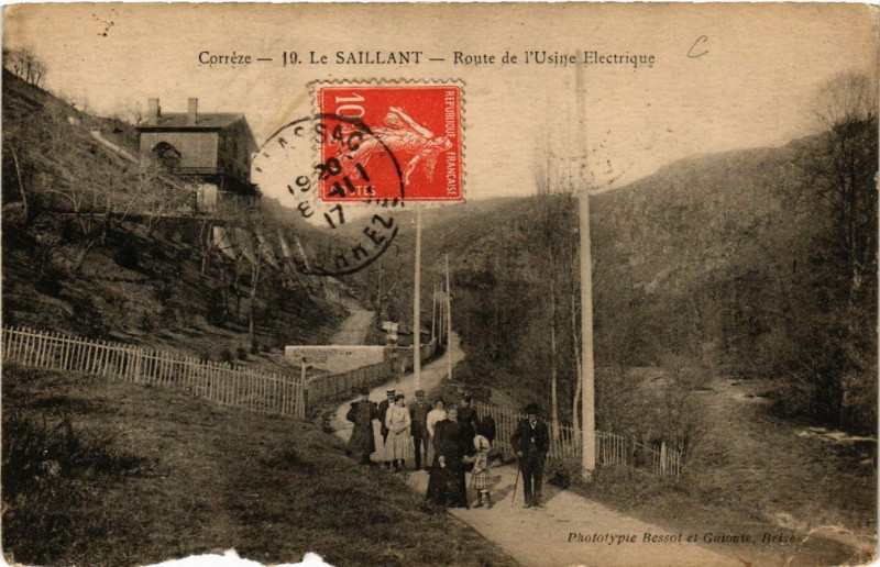 Carte postale ancienne Le Saillant - Route de l'Usine Electrique