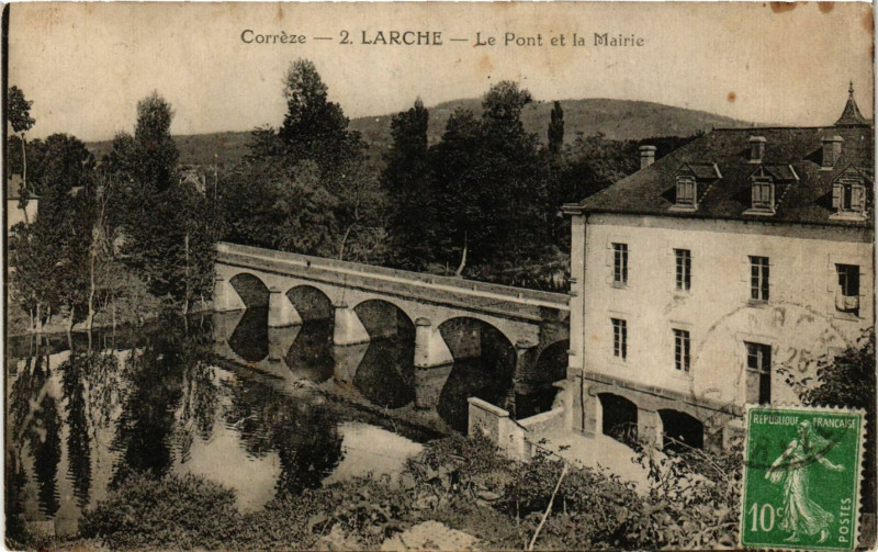 Carte postale ancienne Larche - Le Pont et la Mairie à Larche