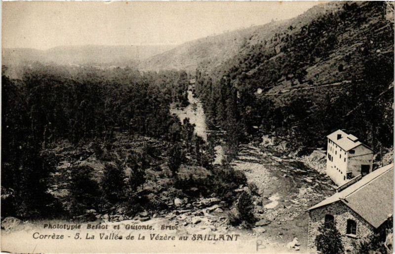Carte postale ancienne Le Saillant - La Vallée de la Vezere au Saillant