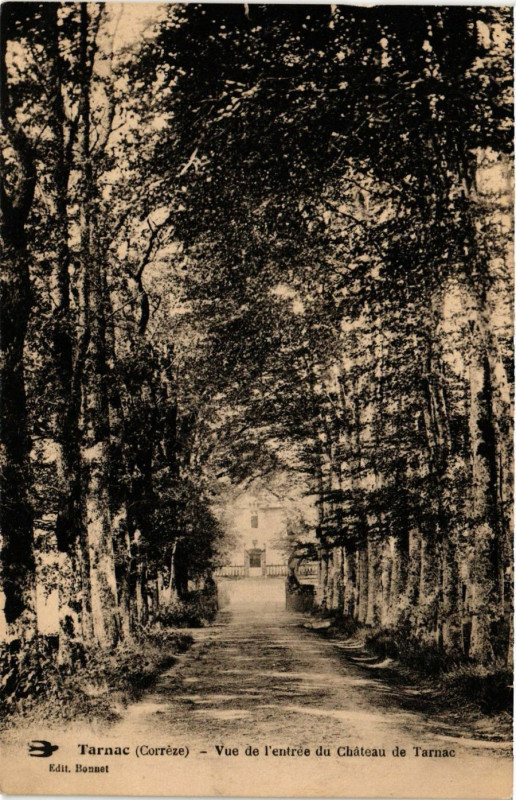 Carte postale ancienne Tarnac - Vue de l'entrée du Chateau de Tarnac à Tarnac
