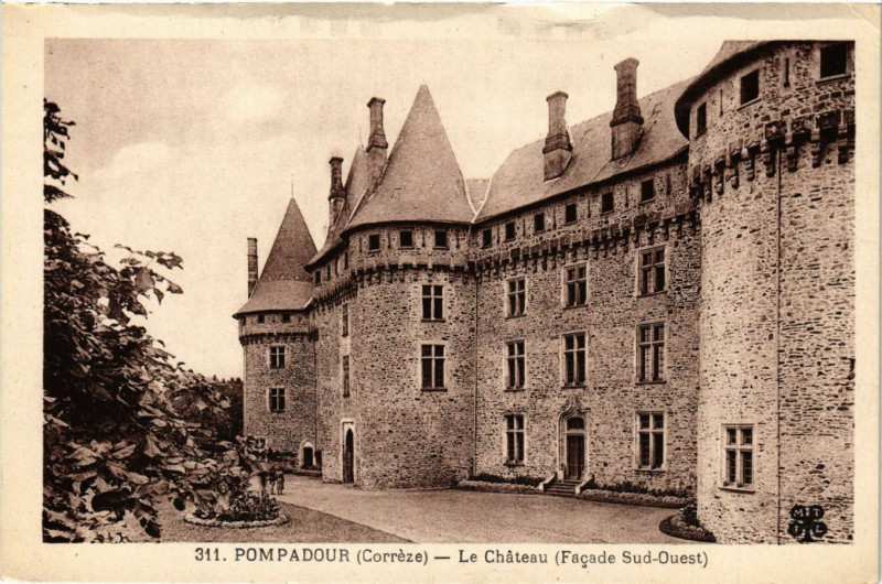 Carte postale ancienne Pompadour - Le Chateau - Facade Sud-Ouest