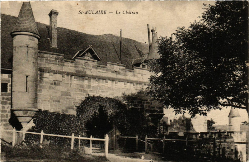 Carte postale ancienne Saint-Aulaire - Le Chateau à Saint-Aulaire
