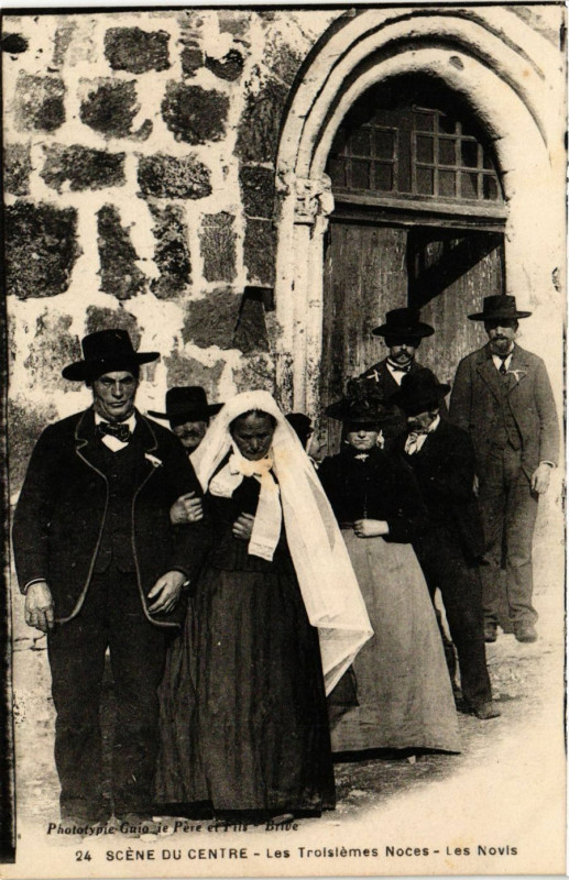 Carte postale ancienne Les Troisiemes Noces - Les Novis - Scene du Centre - Folklore