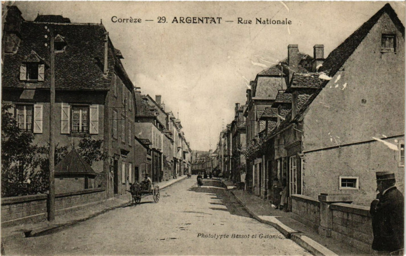 Carte postale ancienne Argentat - Rue Nationale
