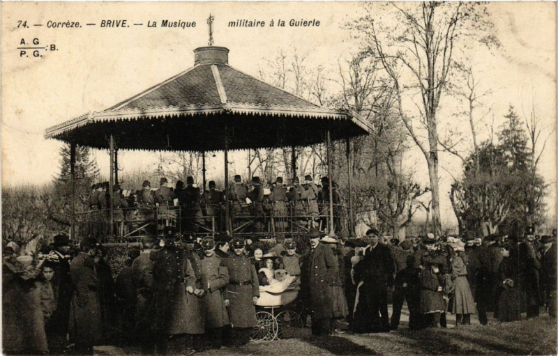 Carte postale ancienne Brive - La Musique Militaire a la Guierle